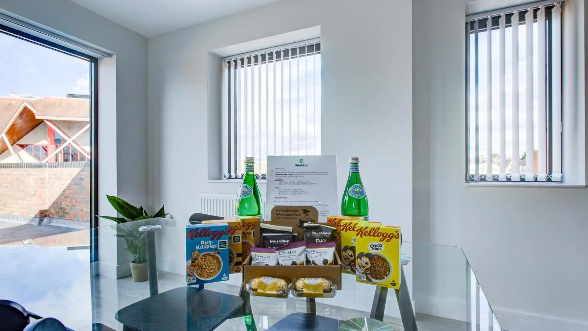 Hybrid Resi - Uxbridge With Onsite Car Parking, Near London Heathrow Airport Apartment
