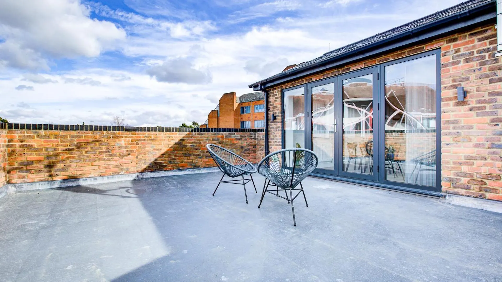 Hybrid Resi - Uxbridge With Onsite Car Parking, Near London Heathrow Airport Apartment
