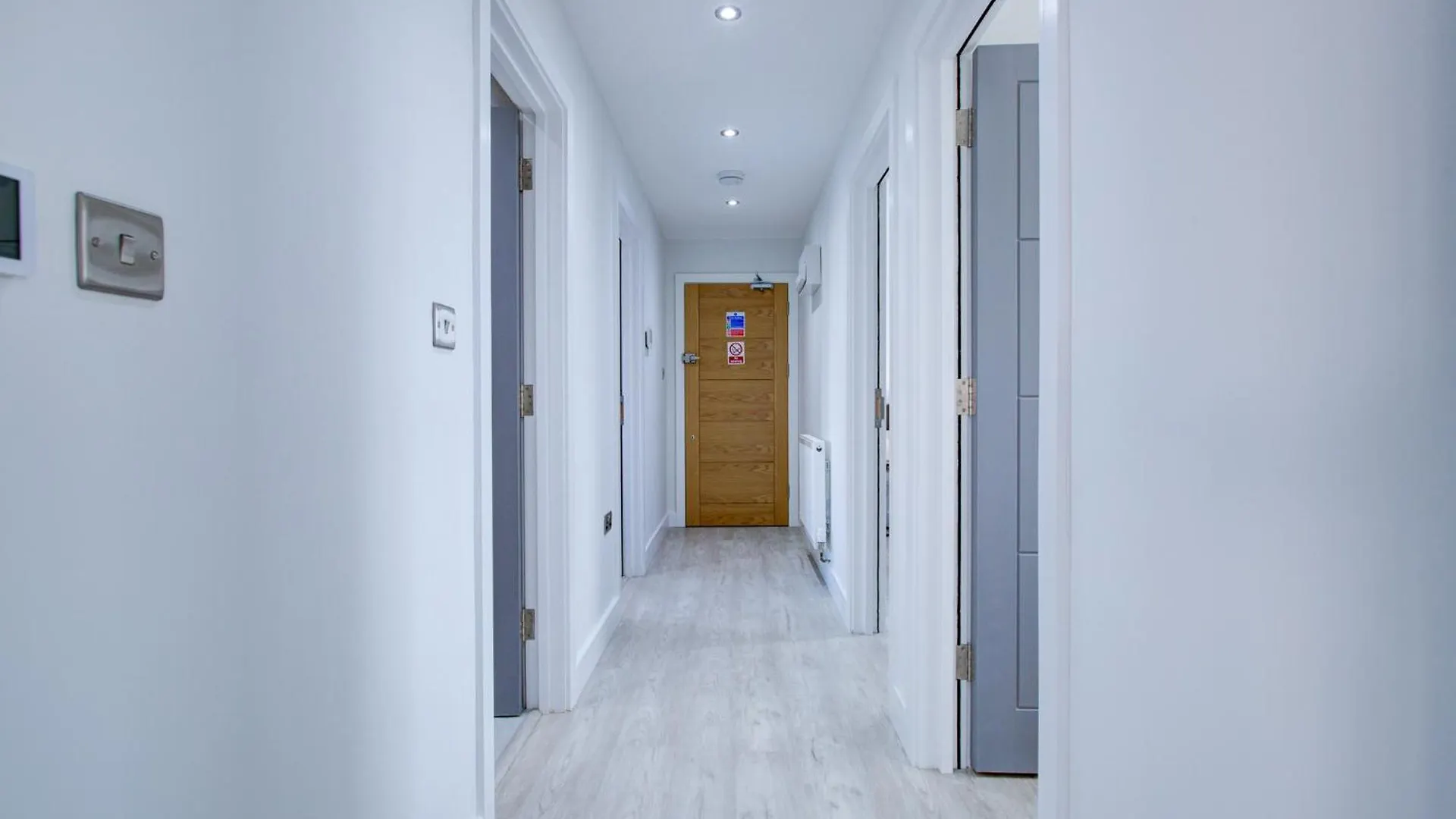 Hybrid Resi - Uxbridge With Onsite Car Parking, Near London Heathrow Airport Apartment