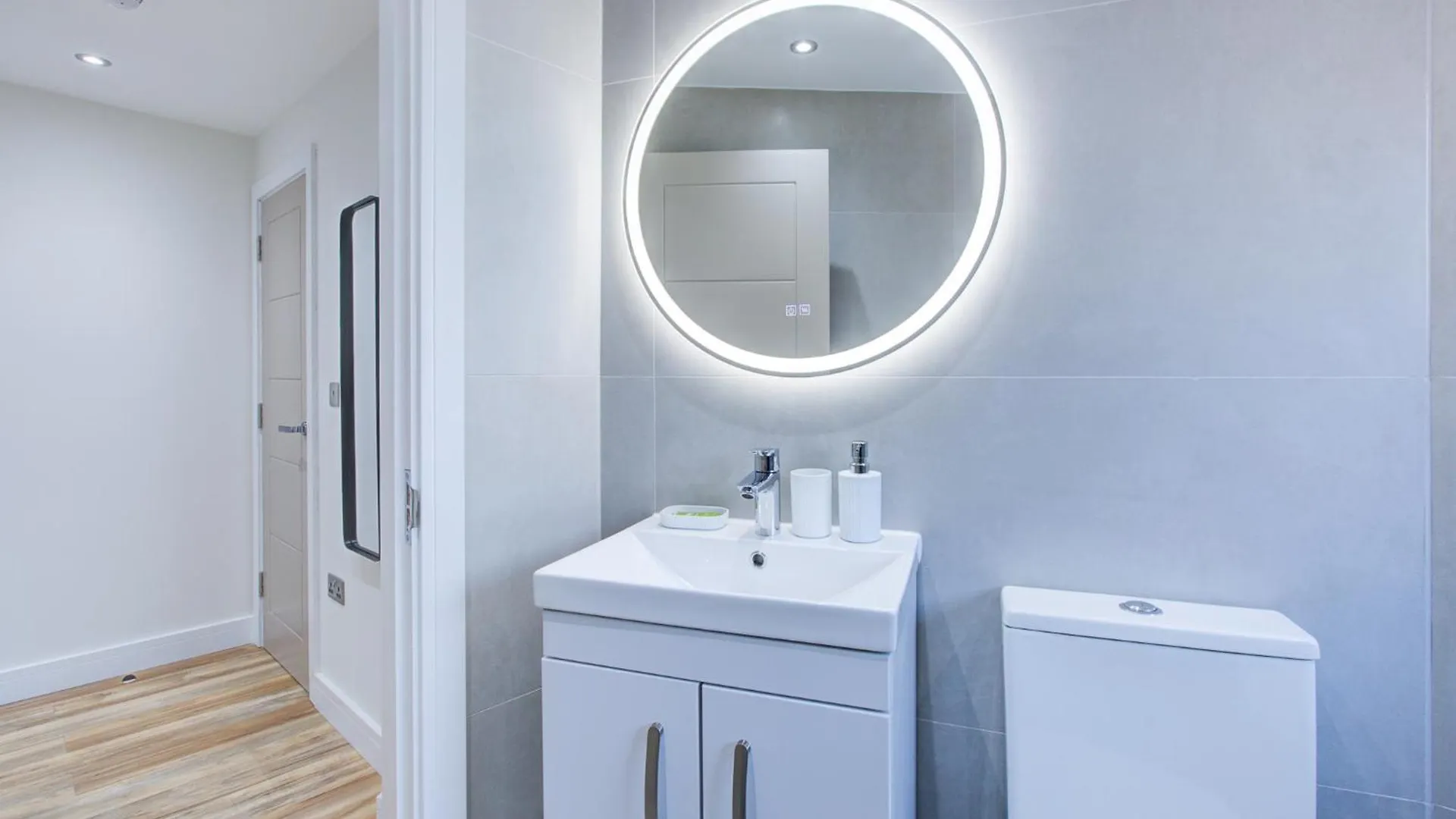 Hybrid Resi - Uxbridge With Onsite Car Parking, Near London Heathrow Airport Apartment
