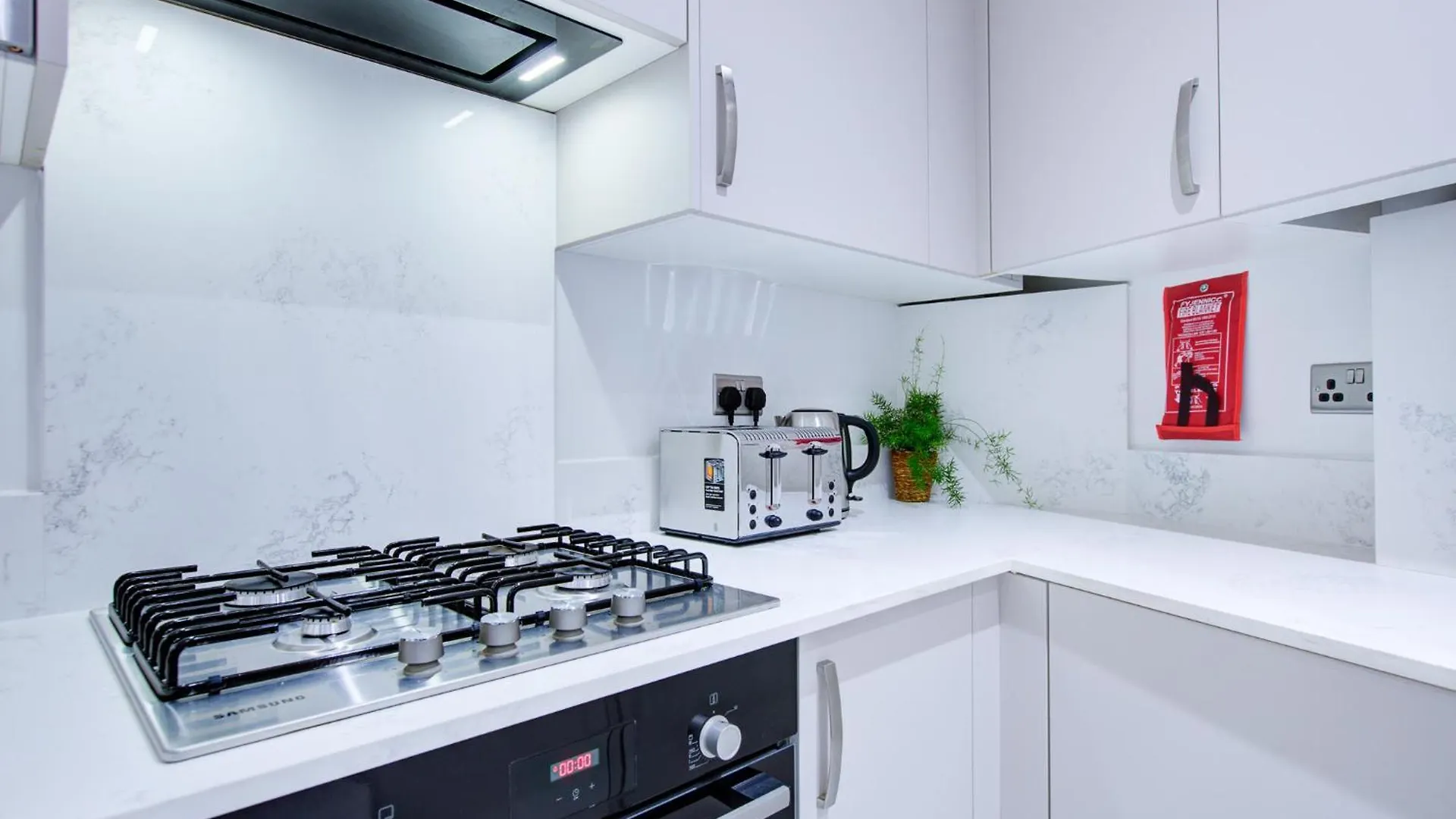 Hybrid Resi - Uxbridge With Onsite Car Parking, Near London Heathrow Airport Apartment 0*,  United Kingdom