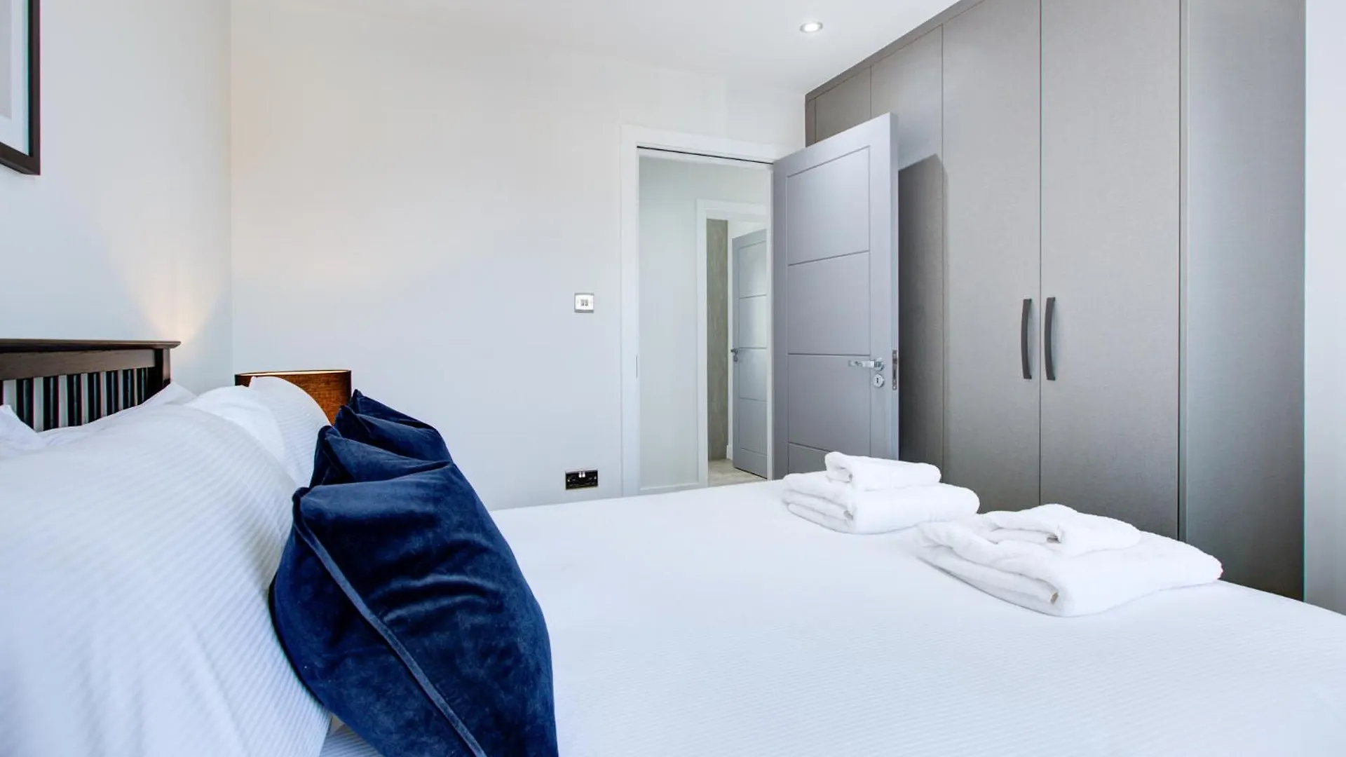 Hybrid Resi - Uxbridge With Onsite Car Parking, Near London Heathrow Airport Apartment 0*,  United Kingdom