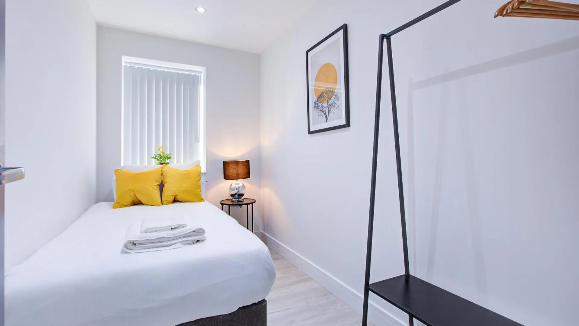 Hybrid Resi - Uxbridge With Onsite Car Parking, Near London Heathrow Airport Apartment