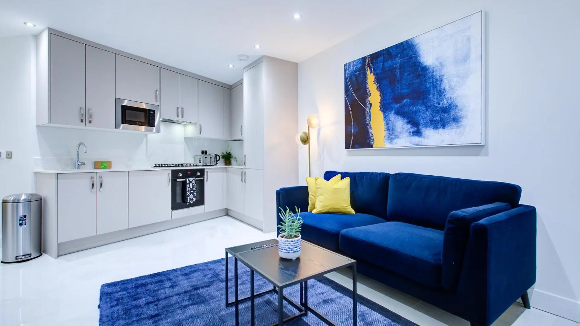 Hybrid Resi - Uxbridge With Onsite Car Parking, Near London Heathrow Airport Apartment