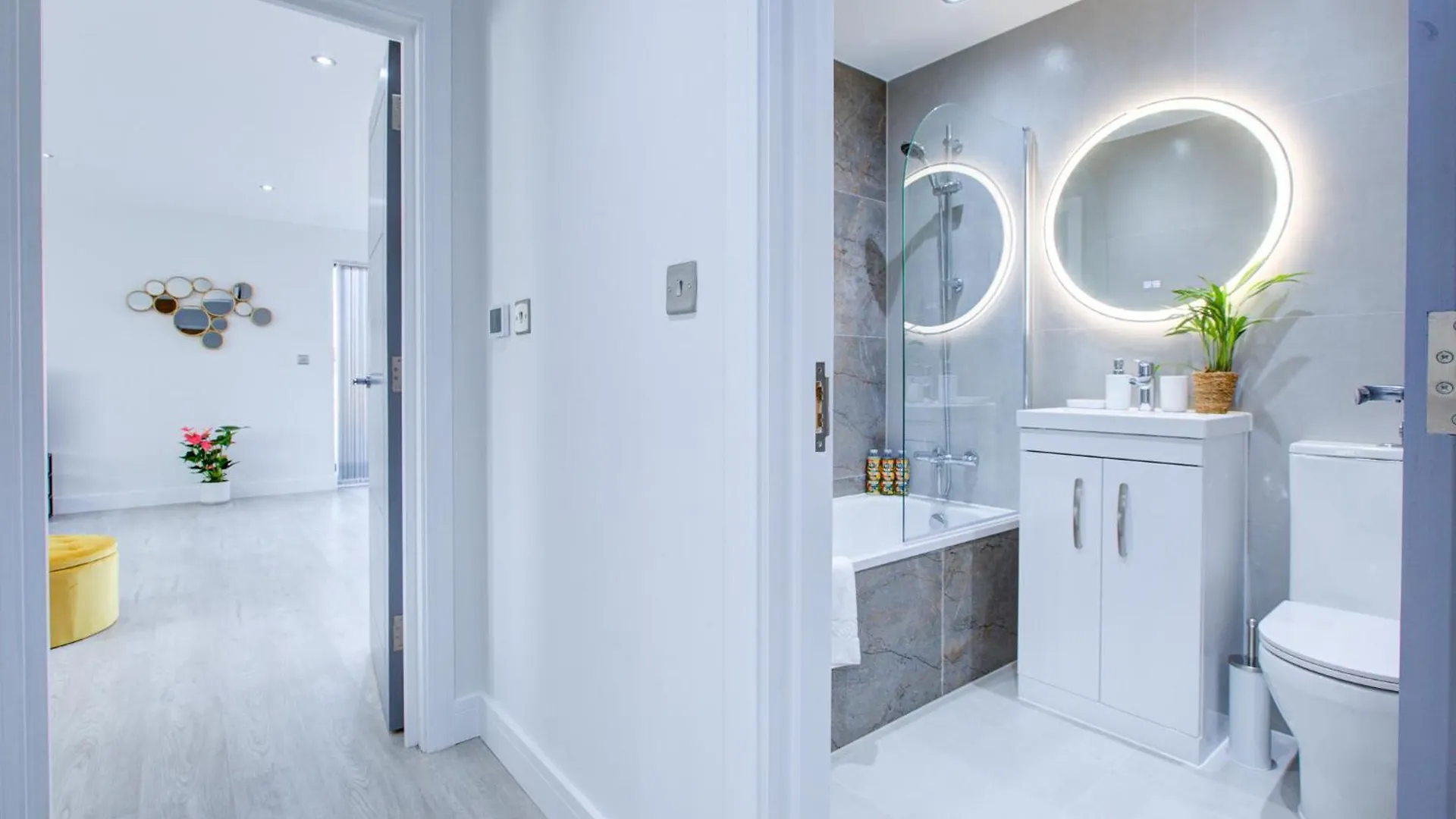Hybrid Resi - Uxbridge With Onsite Car Parking, Near London Heathrow Airport Apartment
