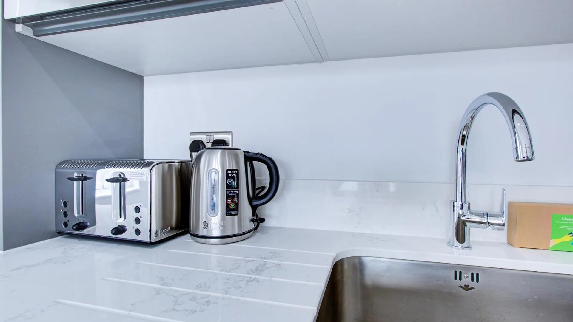 Hybrid Resi - Uxbridge With Onsite Car Parking, Near London Heathrow Airport Apartment