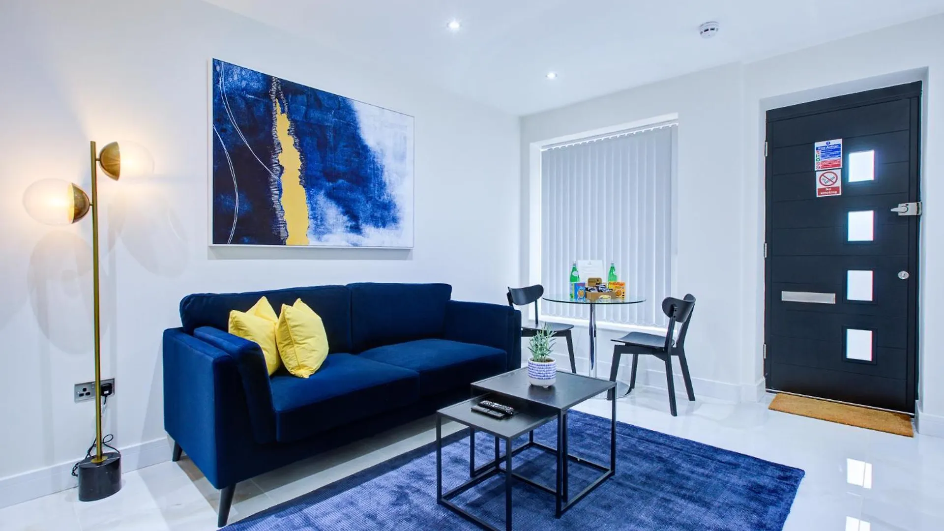 Hybrid Resi - Uxbridge With Onsite Car Parking, Near London Heathrow Airport Apartment