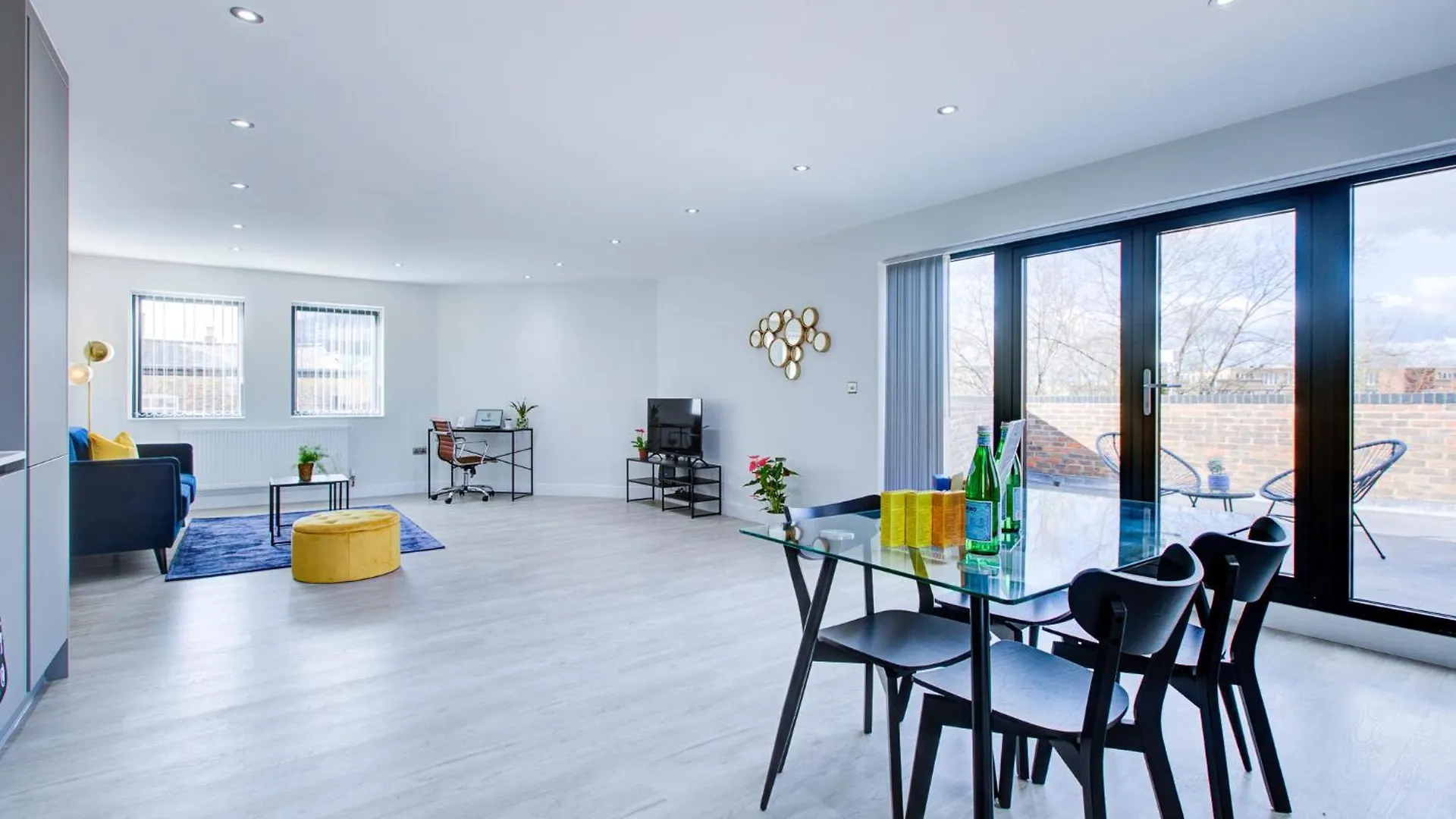Hybrid Resi - Uxbridge With Onsite Car Parking, Near London Heathrow Airport Apartment United Kingdom