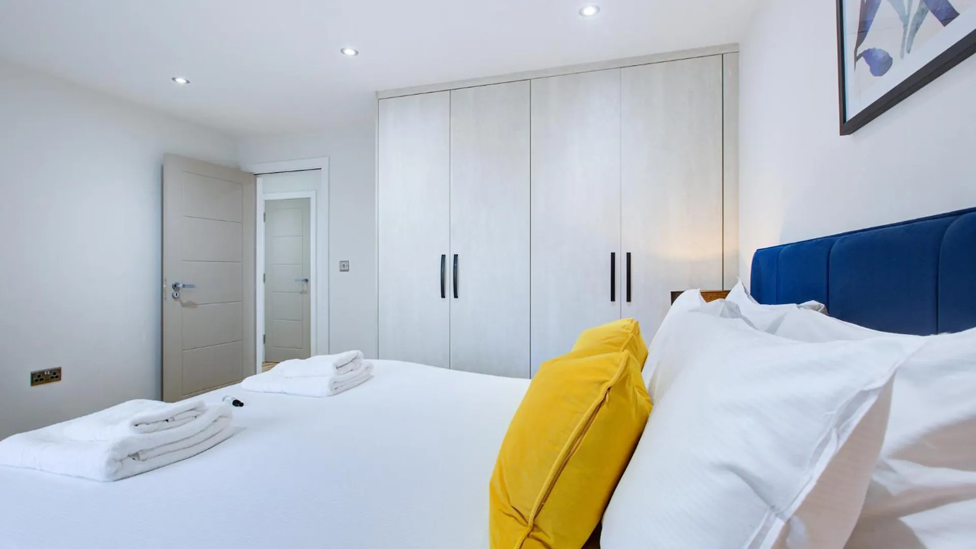 Hybrid Resi - Uxbridge With Onsite Car Parking, Near London Heathrow Airport Apartment United Kingdom