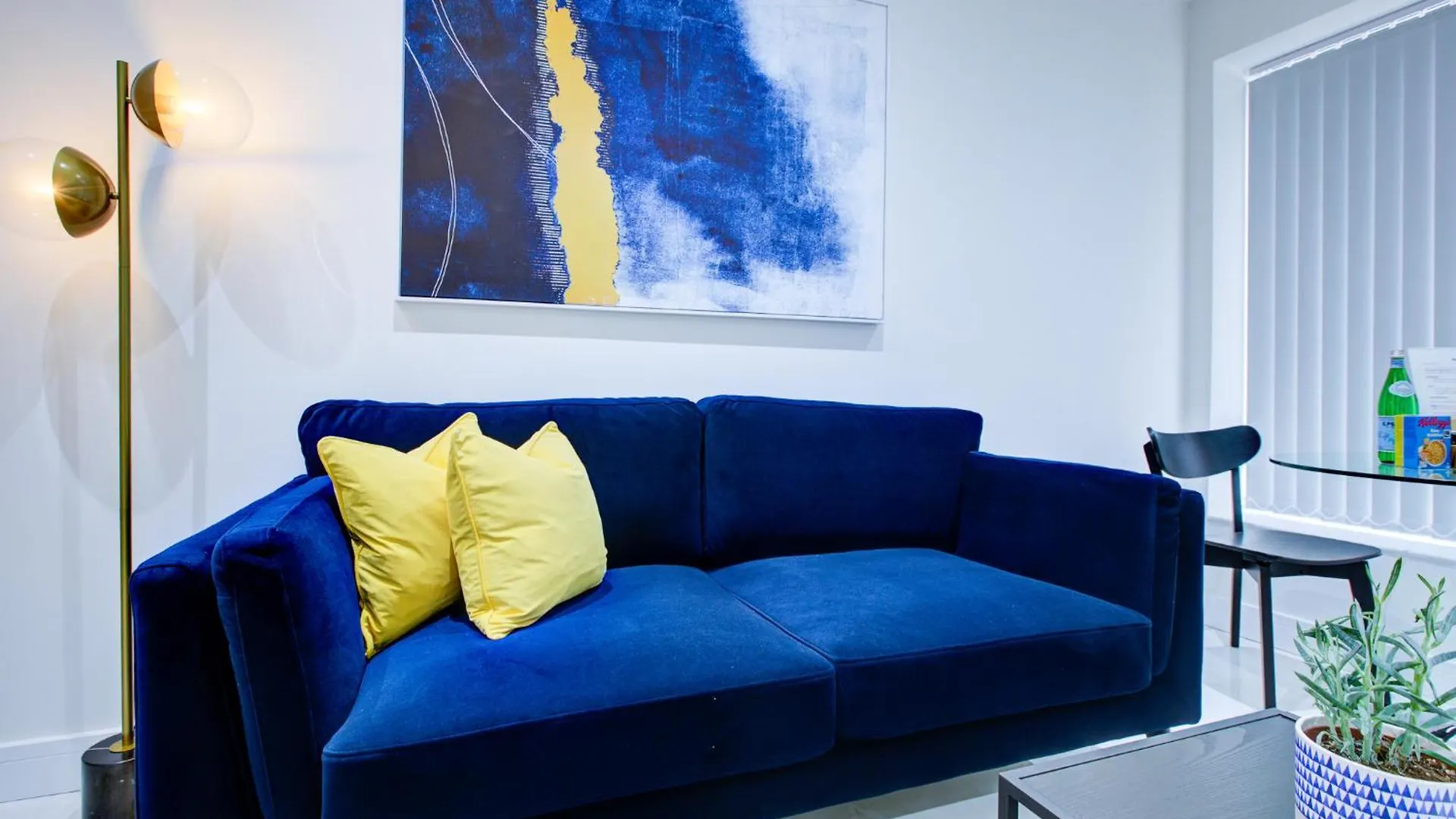 Hybrid Resi - Uxbridge With Onsite Car Parking, Near London Heathrow Airport Apartment