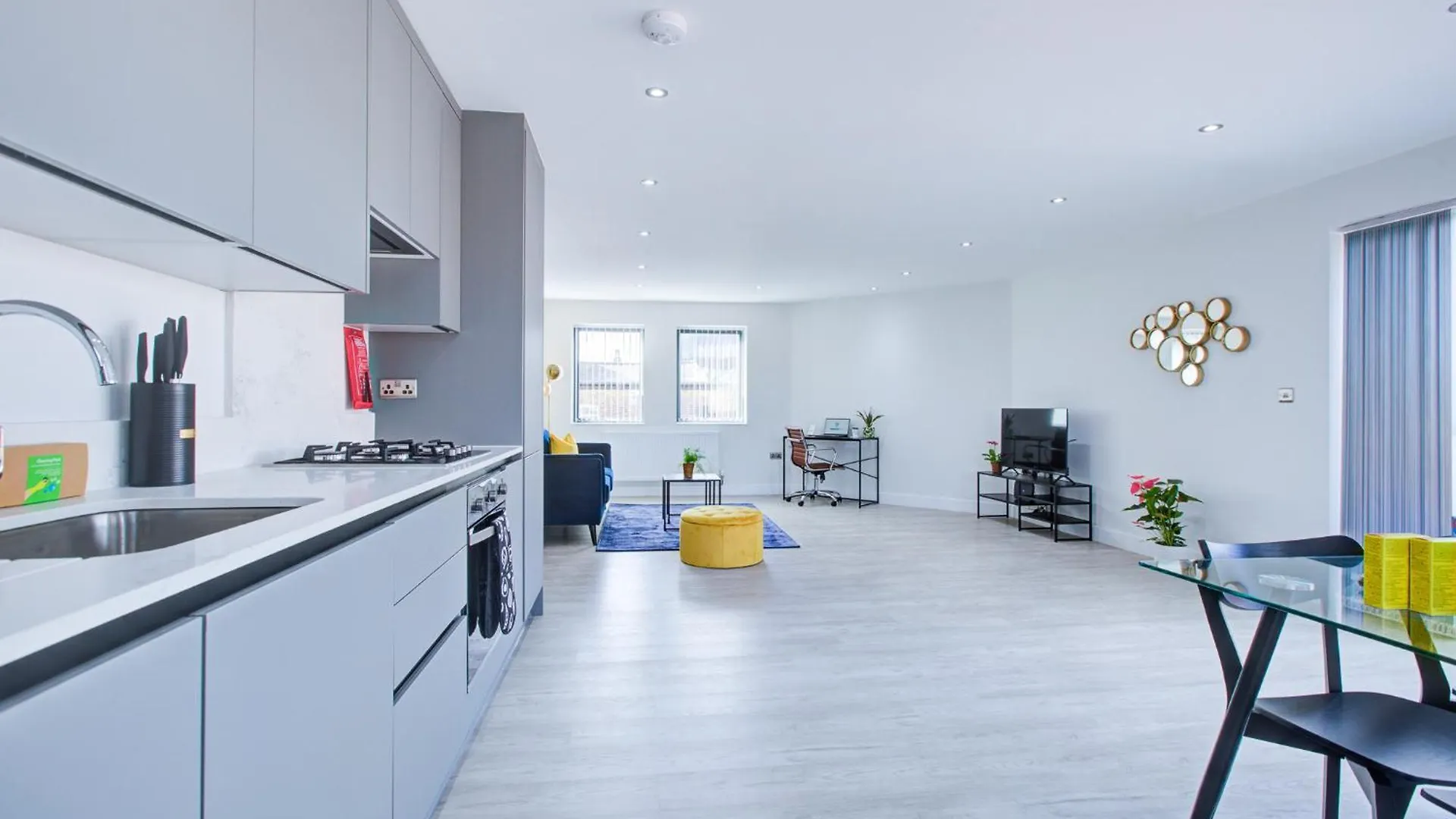 Hybrid Resi - Uxbridge With Onsite Car Parking, Near London Heathrow Airport Apartment