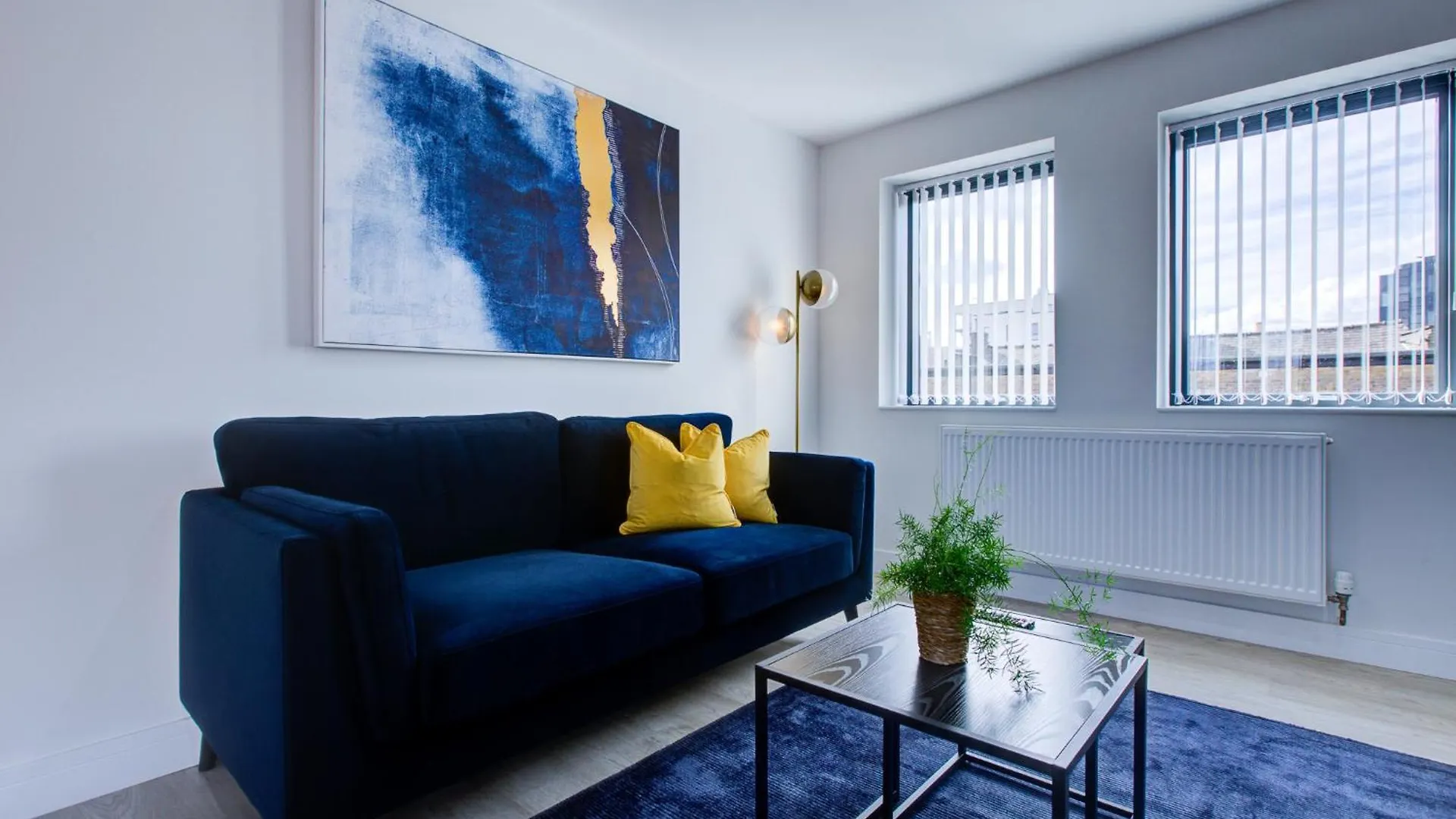 Hybrid Resi - Uxbridge With Onsite Car Parking, Near London Heathrow Airport Apartment