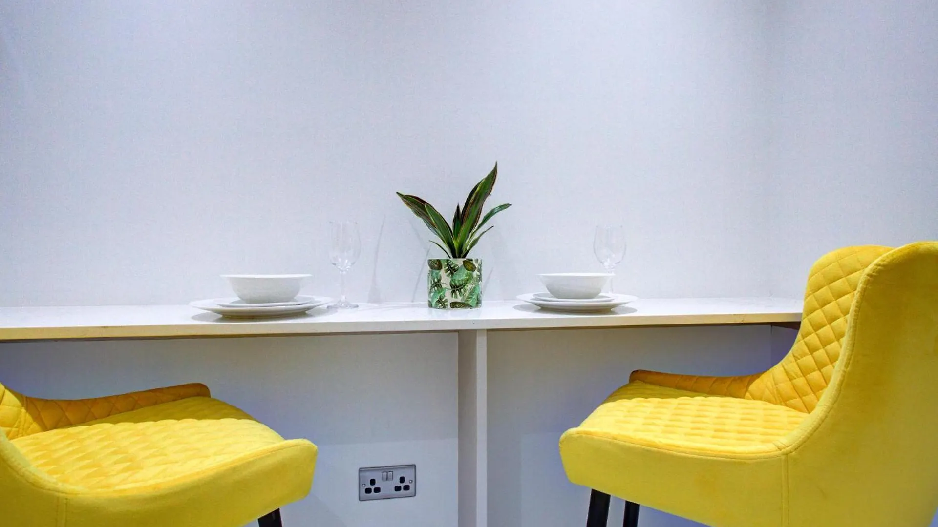 Hybrid Resi - Uxbridge With Onsite Car Parking, Near London Heathrow Airport Apartment