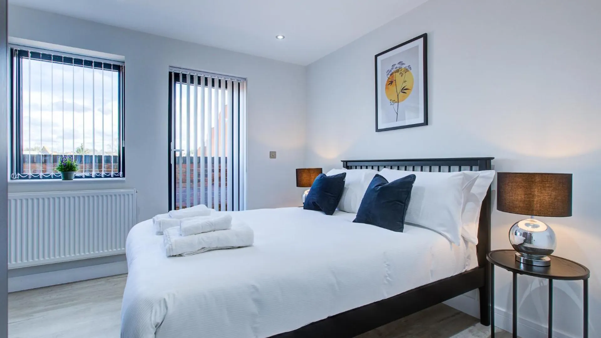 Hybrid Resi - Uxbridge With Onsite Car Parking, Near London Heathrow Airport Apartment