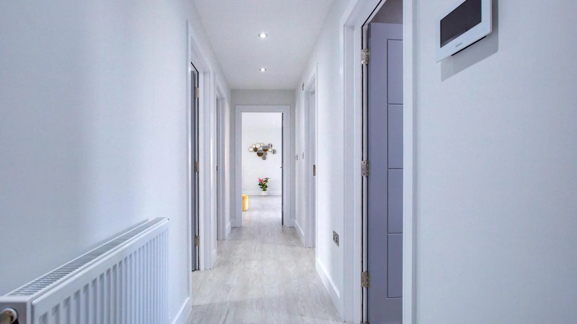 Hybrid Resi - Uxbridge With Onsite Car Parking, Near London Heathrow Airport Apartment