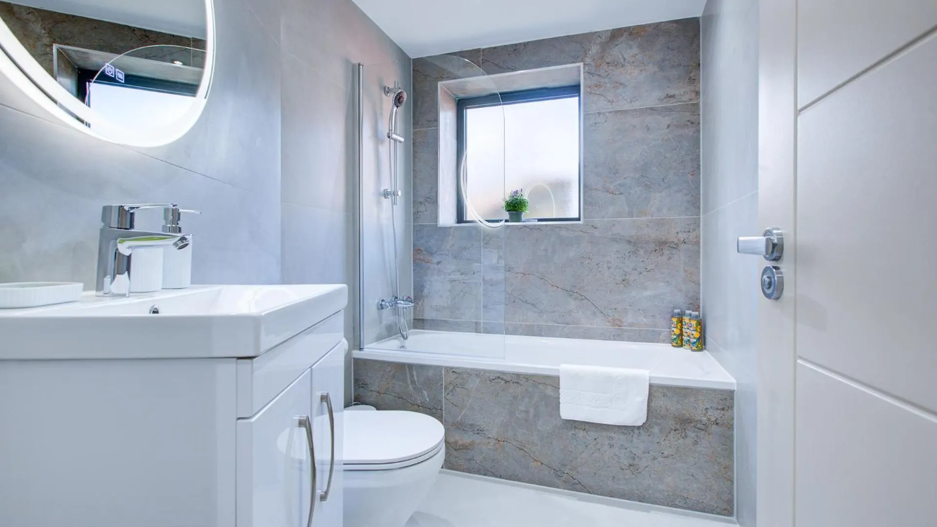 Hybrid Resi - Uxbridge With Onsite Car Parking, Near London Heathrow Airport Apartment 0*,  United Kingdom
