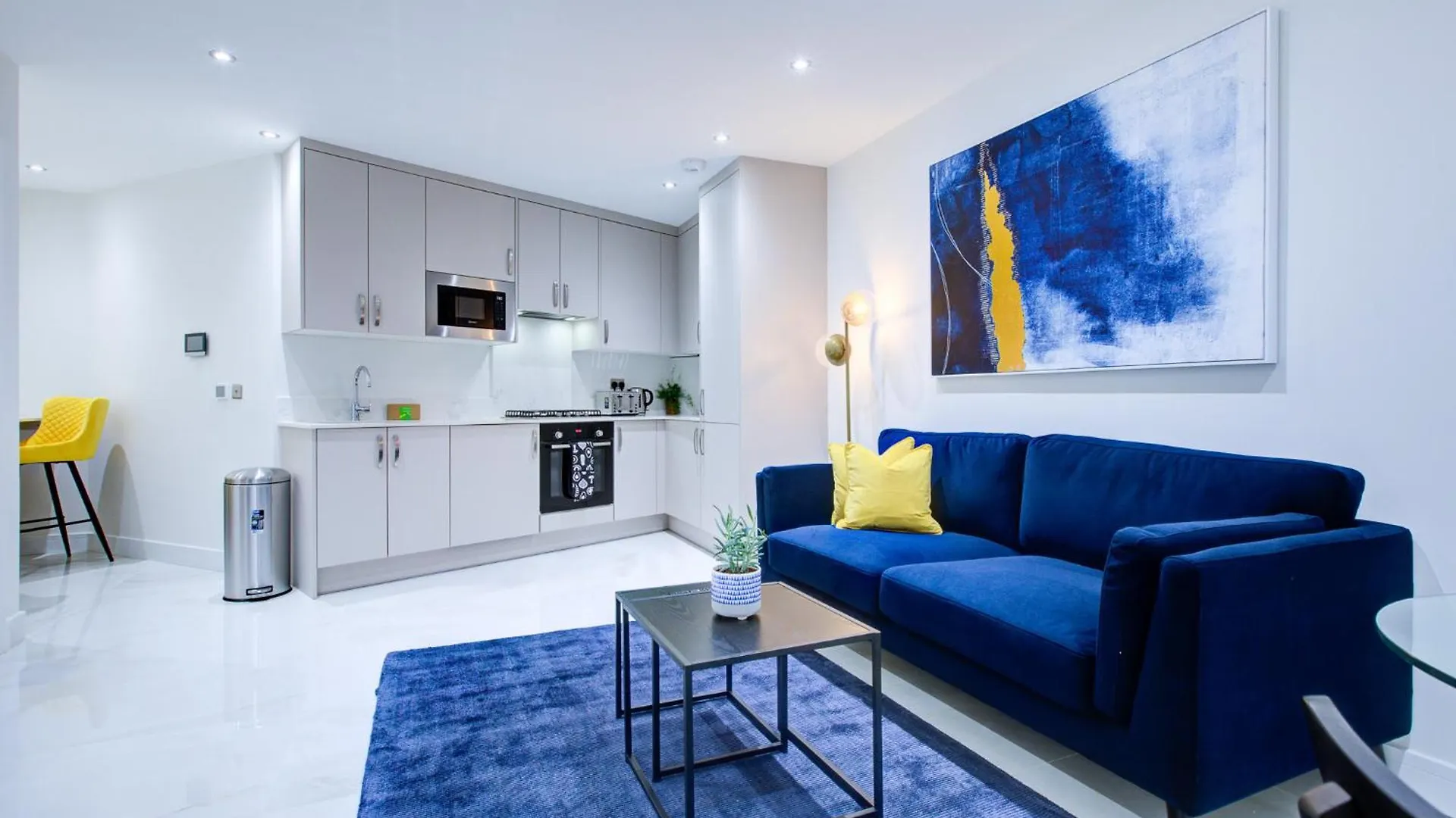 Hybrid Resi - Uxbridge With Onsite Car Parking, Near London Heathrow Airport Apartment