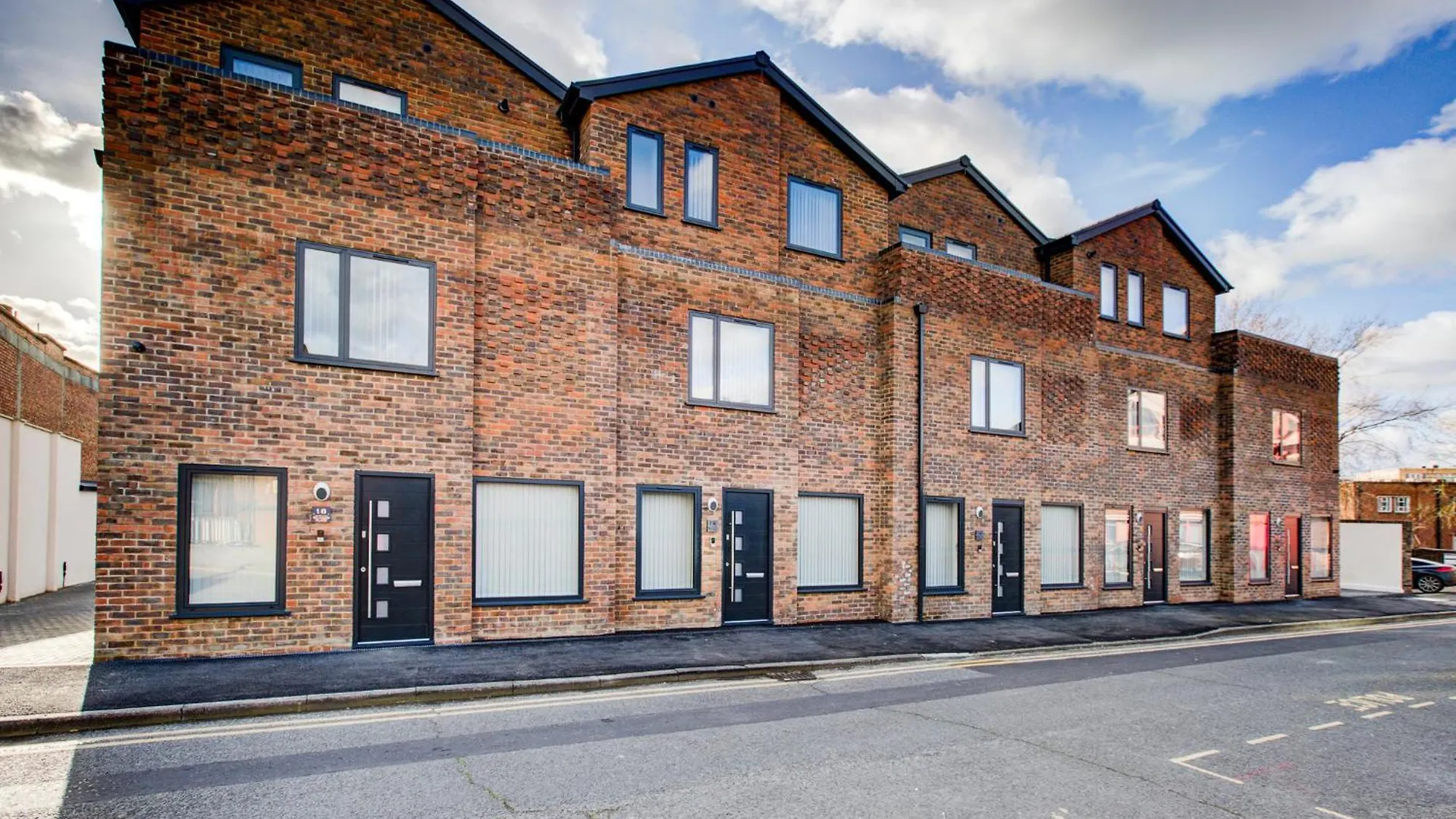 Hybrid Resi - Uxbridge With Onsite Car Parking, Near London Heathrow Airport Apartment