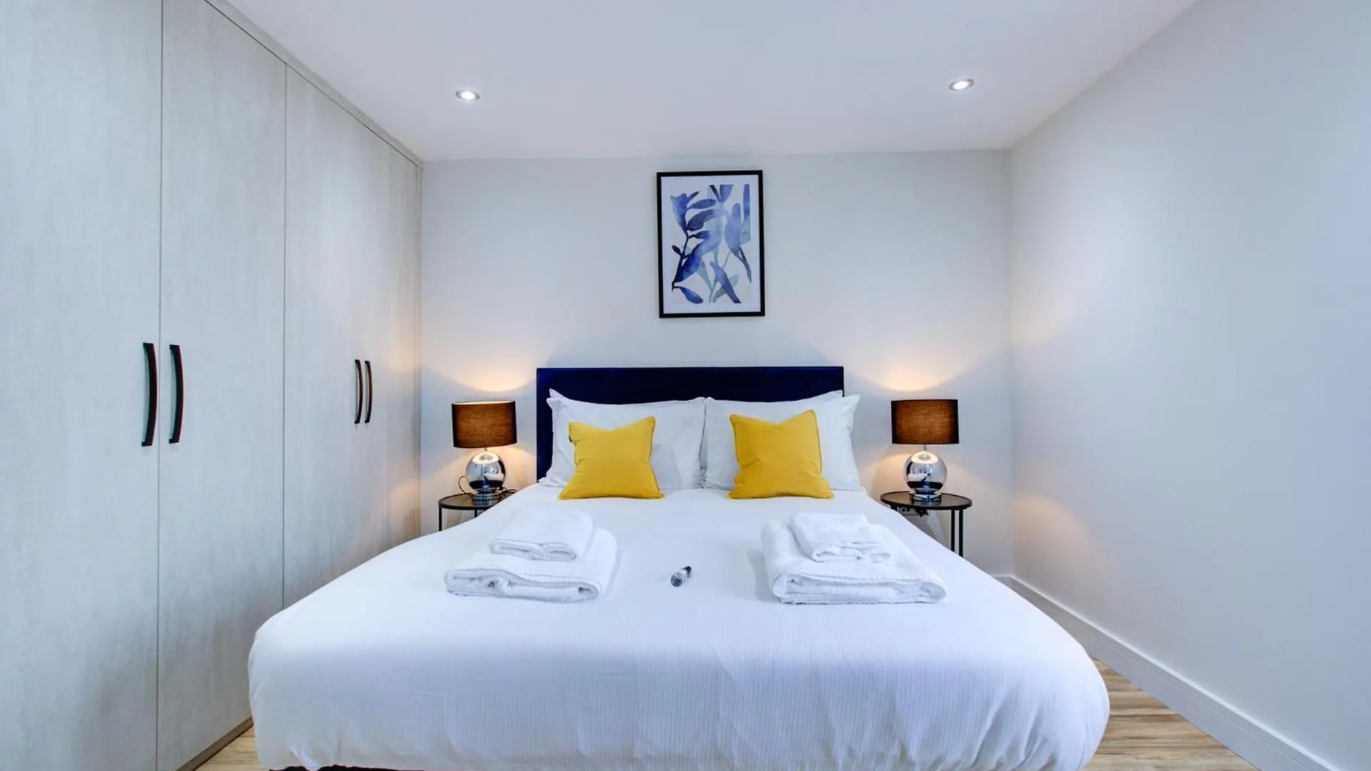 Hybrid Resi - Uxbridge With Onsite Car Parking, Near London Heathrow Airport Apartment
