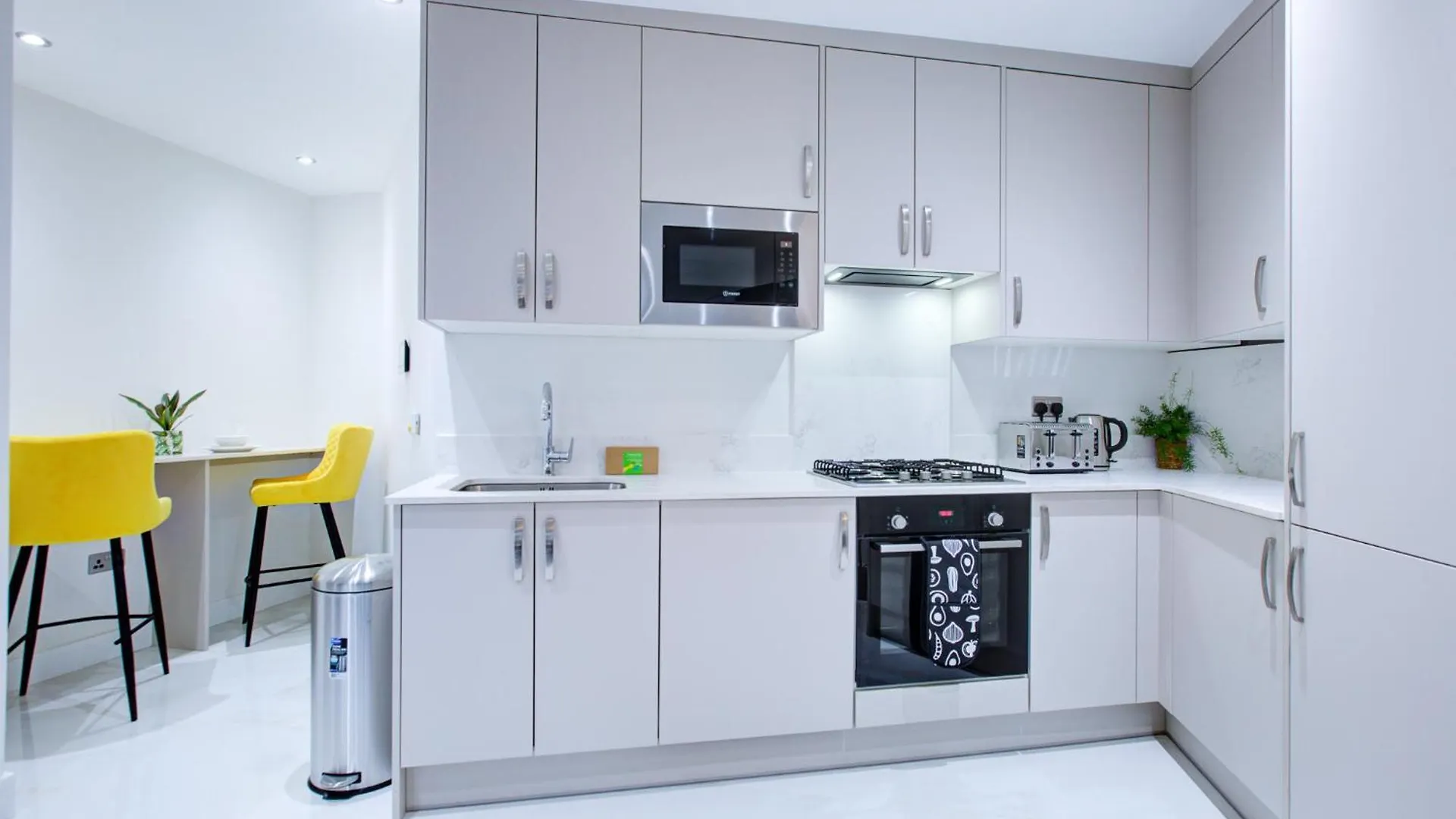 Hybrid Resi - Uxbridge With Onsite Car Parking, Near London Heathrow Airport Apartment 0*,
