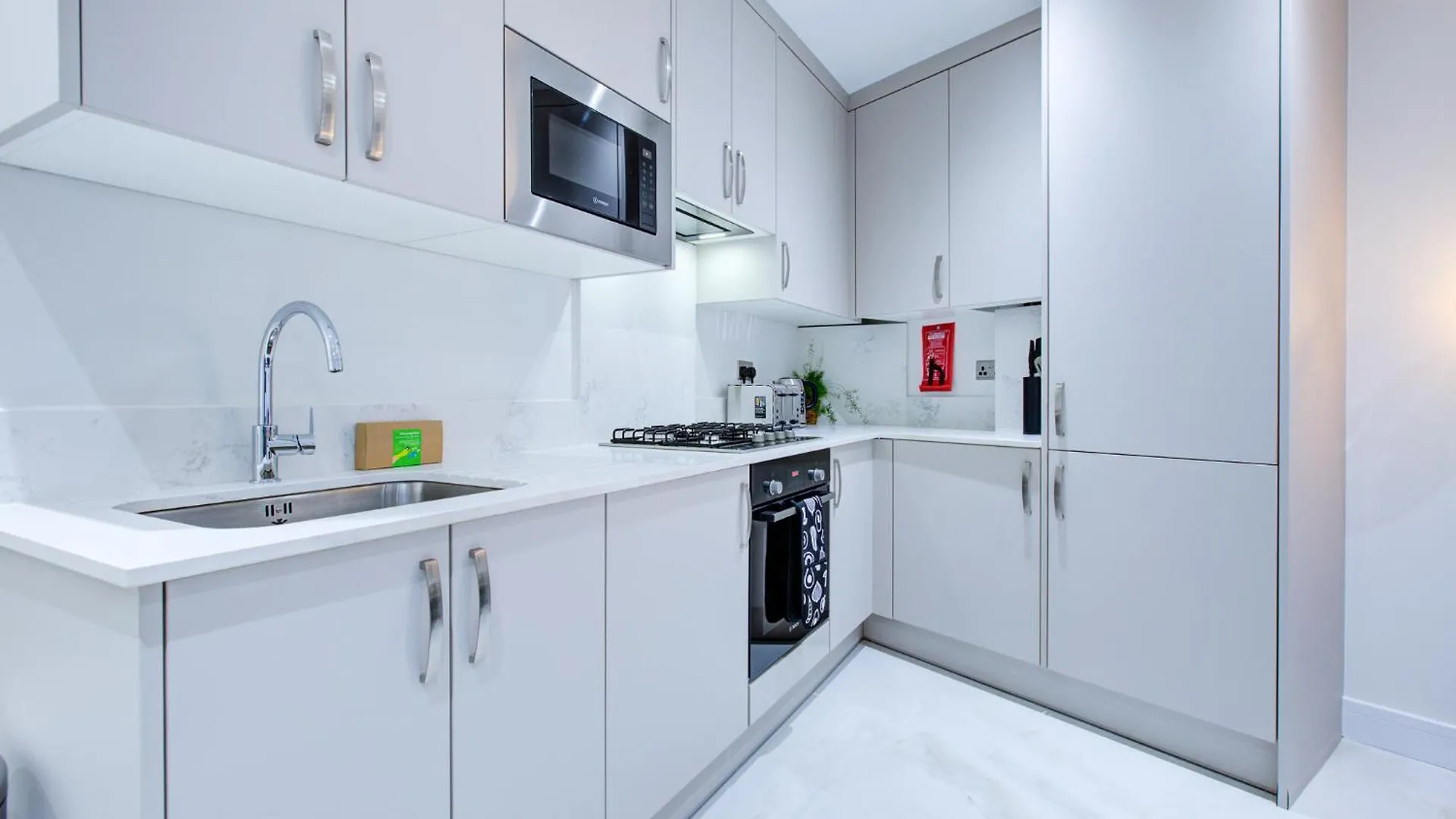 Hybrid Resi - Uxbridge With Onsite Car Parking, Near London Heathrow Airport Apartment
