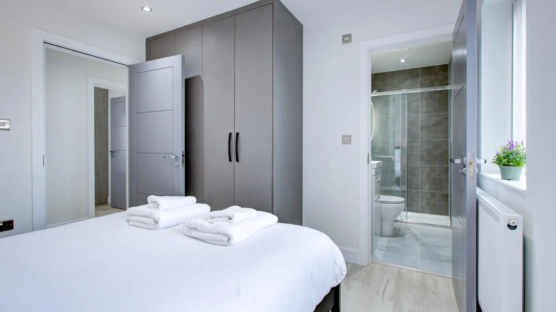 Hybrid Resi - Uxbridge With Onsite Car Parking, Near London Heathrow Airport Apartment