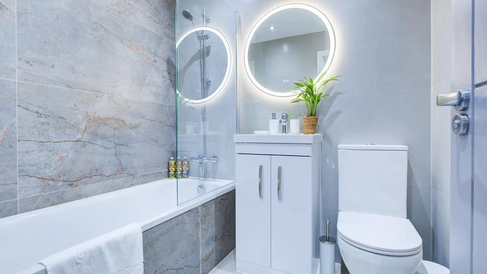 Hybrid Resi - Uxbridge With Onsite Car Parking, Near London Heathrow Airport Apartment United Kingdom