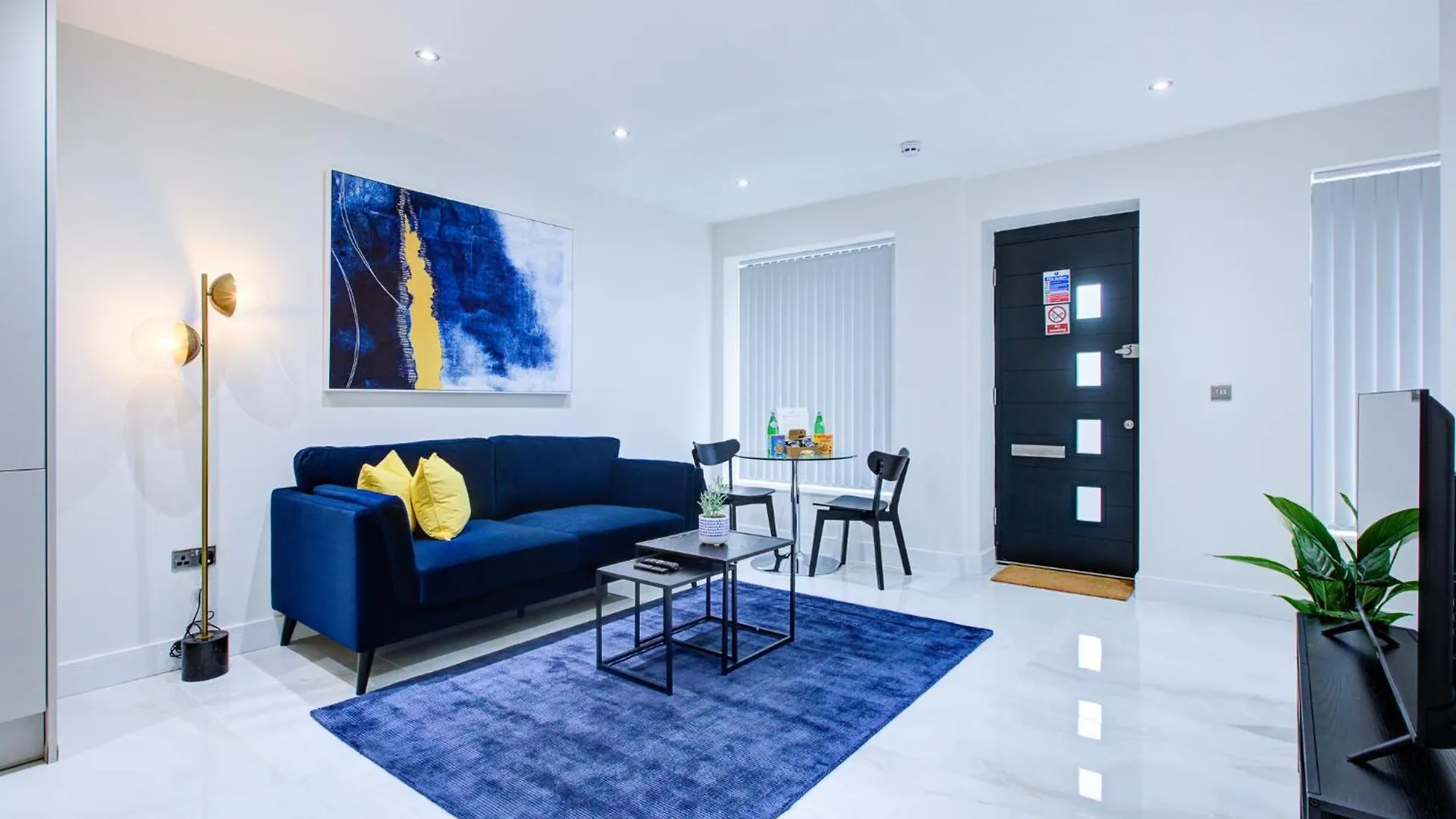 Hybrid Resi - Uxbridge With Onsite Car Parking, Near London Heathrow Airport Apartment
