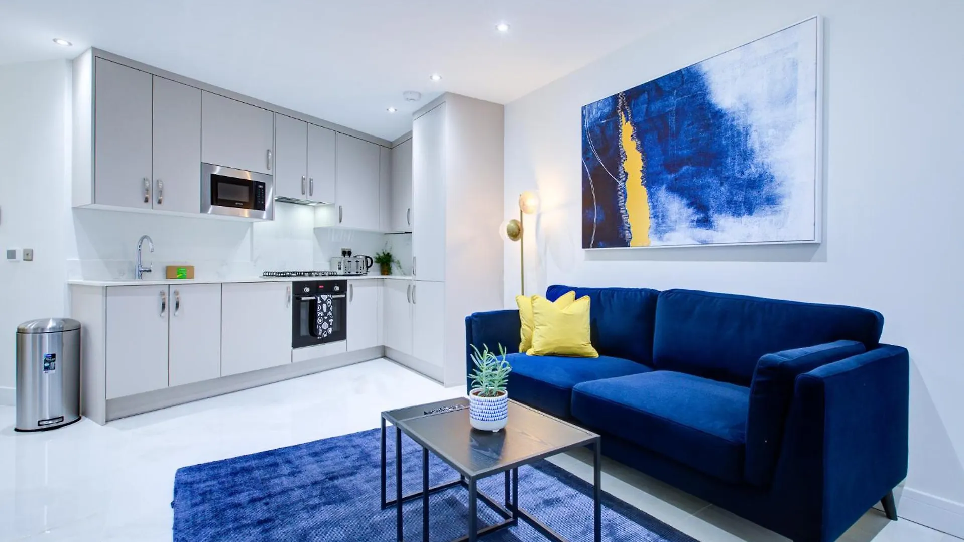 Hybrid Resi - Uxbridge With Onsite Car Parking, Near London Heathrow Airport Apartment 0*,