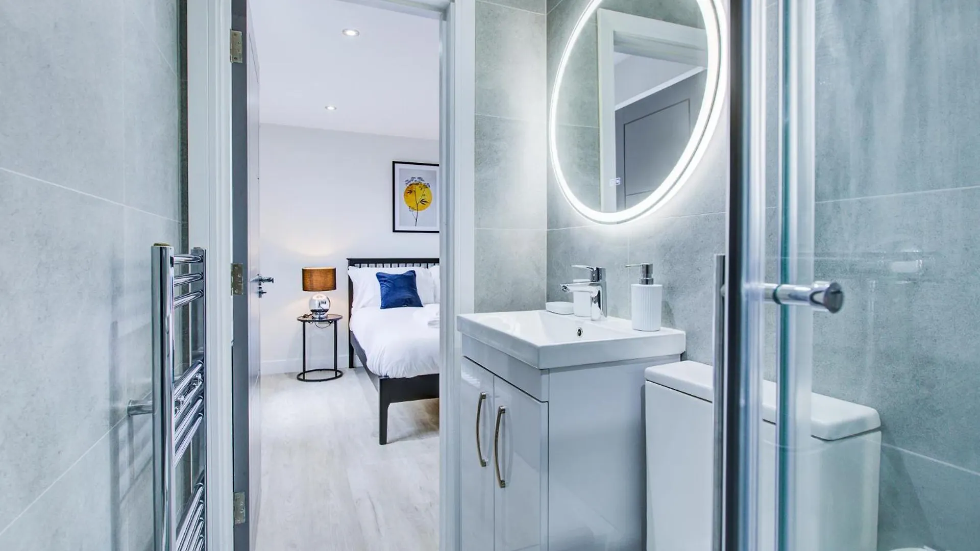 Hybrid Resi - Uxbridge With Onsite Car Parking, Near London Heathrow Airport Apartment