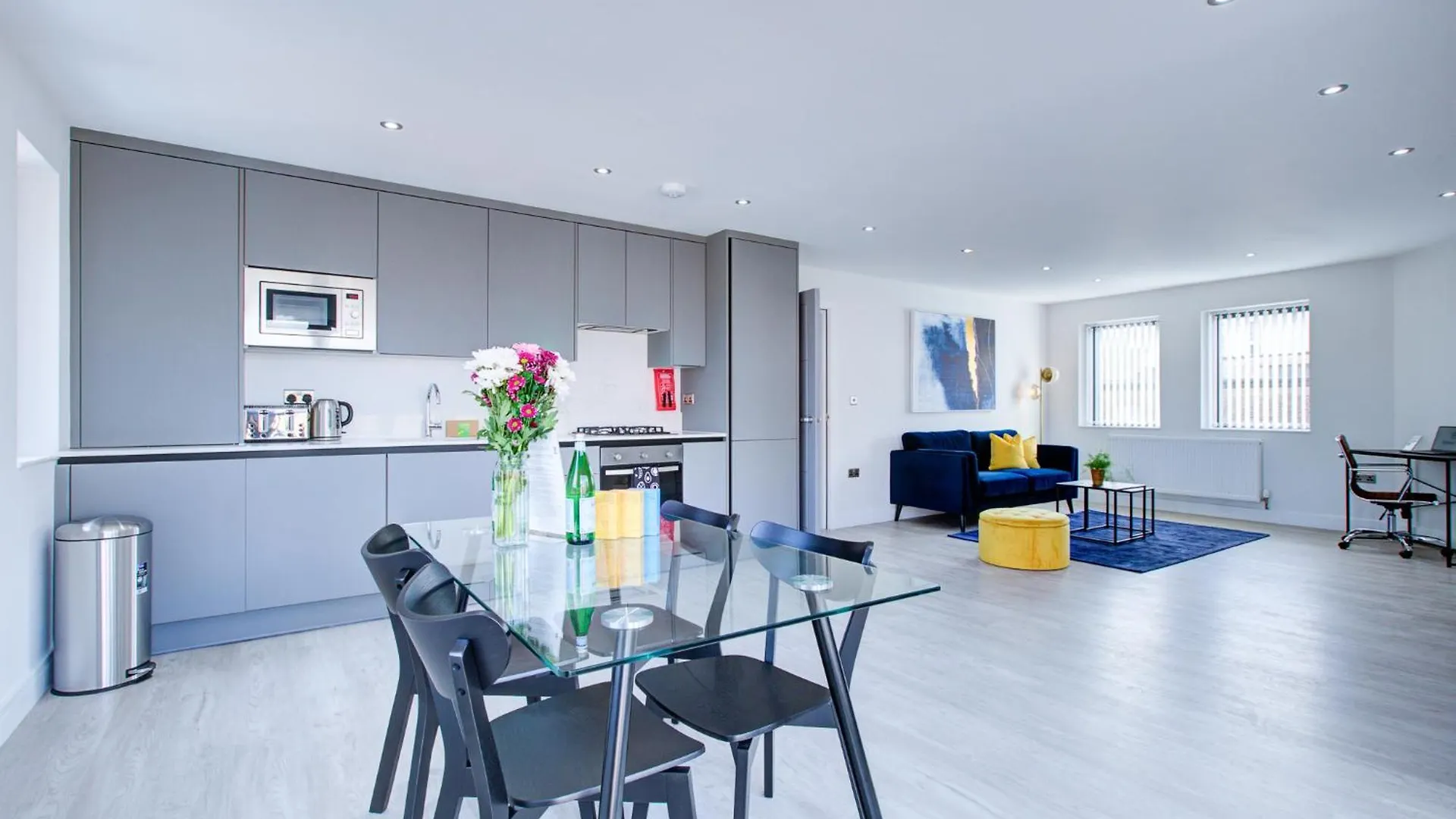 Hybrid Resi - Uxbridge With Onsite Car Parking, Near London Heathrow Airport Apartment