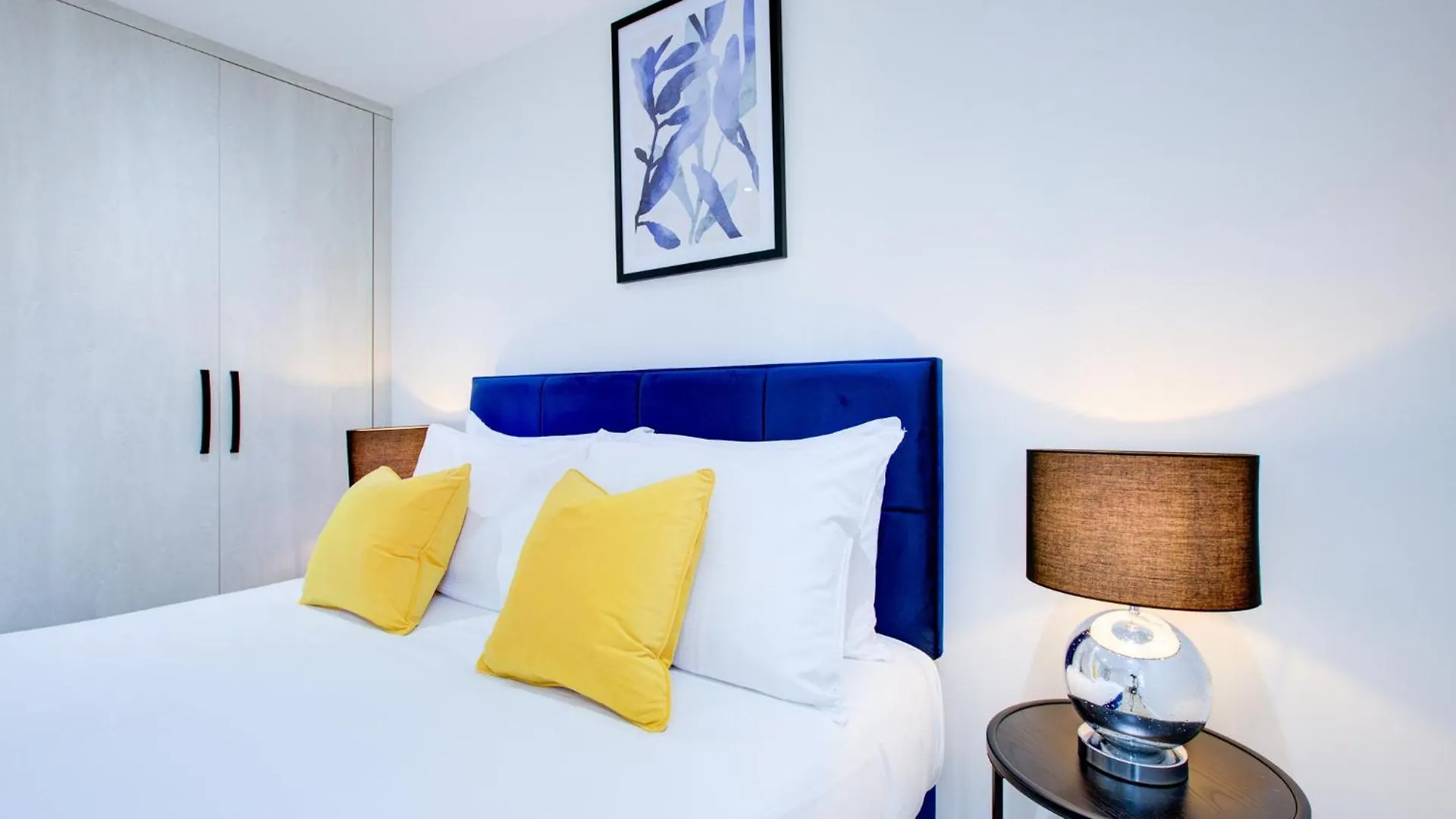 Hybrid Resi - Uxbridge With Onsite Car Parking, Near London Heathrow Airport Apartment