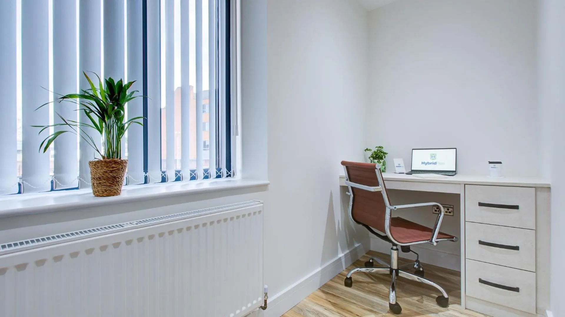 Hybrid Resi - Uxbridge With Onsite Car Parking, Near London Heathrow Airport Apartment