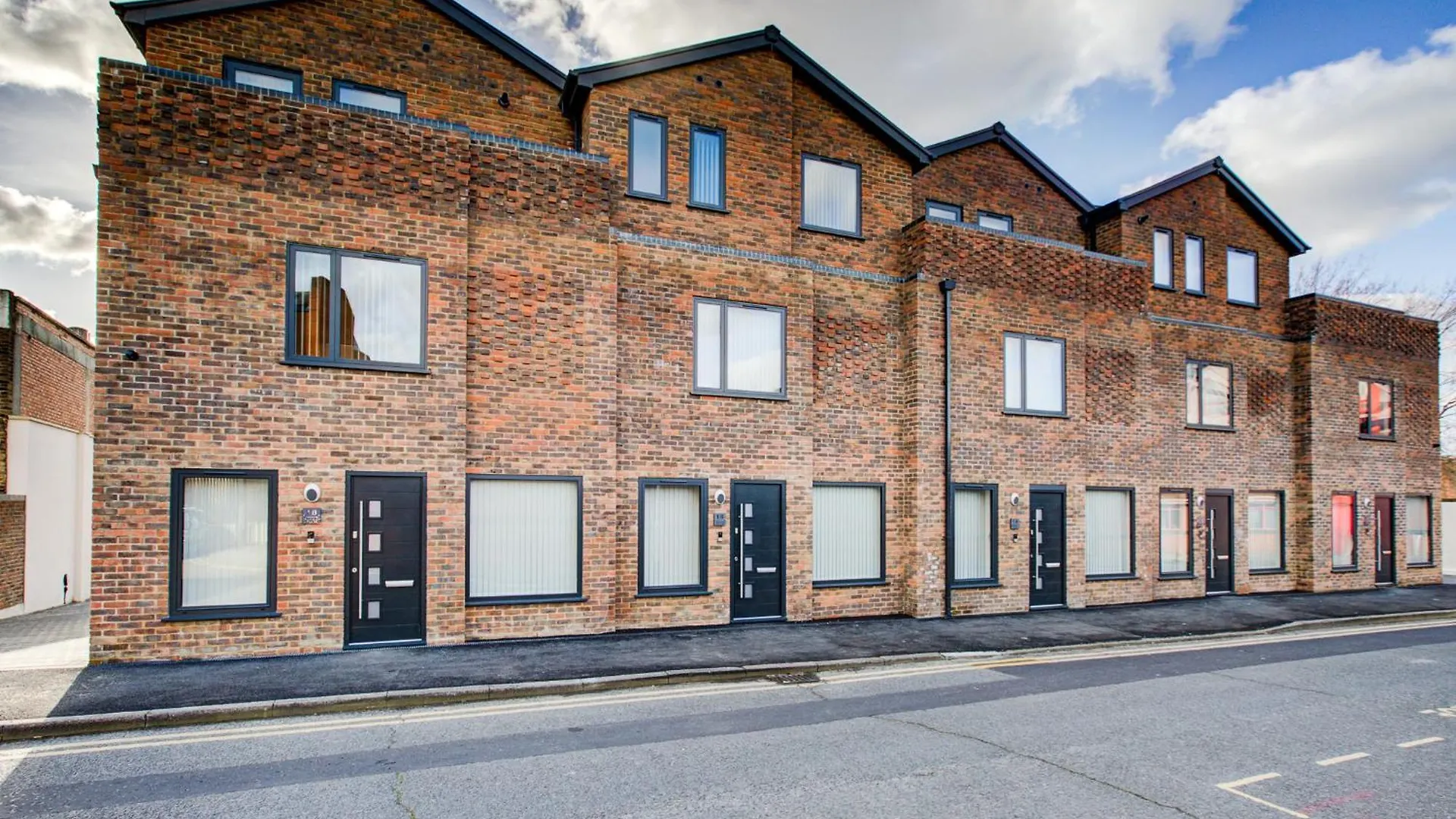 Hybrid Resi - Uxbridge With Onsite Car Parking, Near London Heathrow Airport Apartment