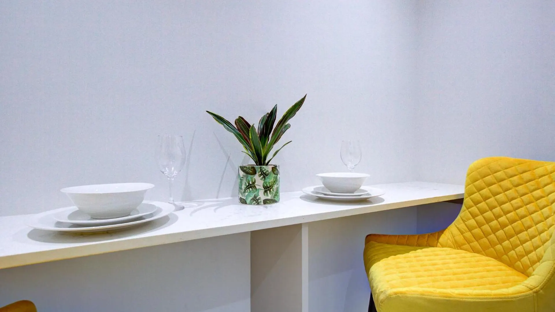 Hybrid Resi - Uxbridge With Onsite Car Parking, Near London Heathrow Airport Apartment